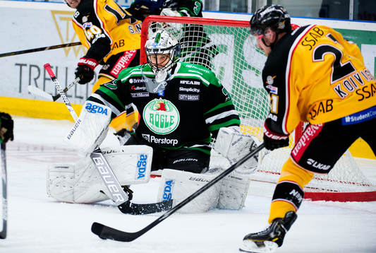 Dean Kukan, Luleå, skjuter men Jonas Fransson, målvakt,