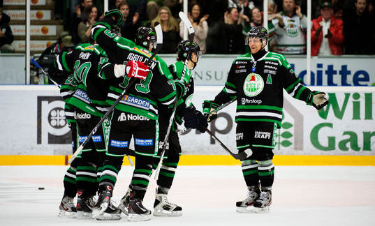 Mathias Tjärnqvist, Rögle, jublar med sina lagkamrater