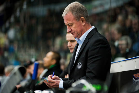 Jan Karlsson, tränare Rögle, gör noteringar i sitt block