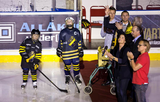 Dick Tärnström hyllas för sina insatser i AIK. Hans