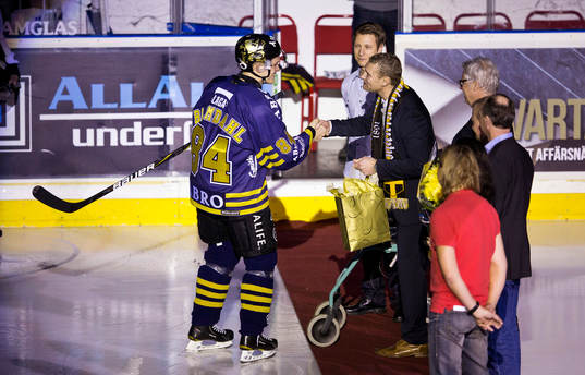Dick Tärnström hyllas för sina insatser i AIK