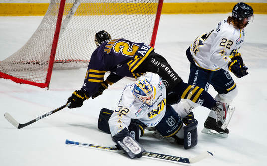 Mattias Janmark-Nylén, AIK, flyger över Gustaf Wesslau,