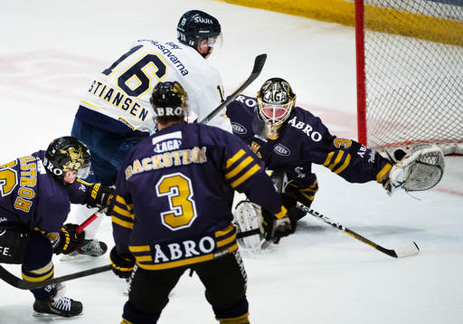 Tommy Kristiansen, HV71, gör 0-2 bakom Daniel Larsson,