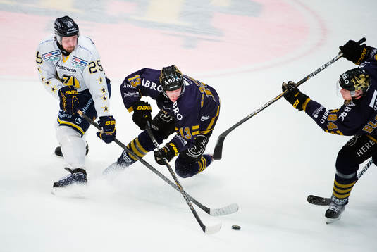 Mattias Karlsson, HV71, utmanas av Joakim Nordström och