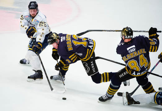 Mattias Karlsson, HV71, utmanas av Joakim Nordström och