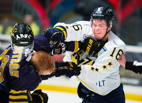 Tommy Kristiansen, HV71, slår hjälmen av Joakim