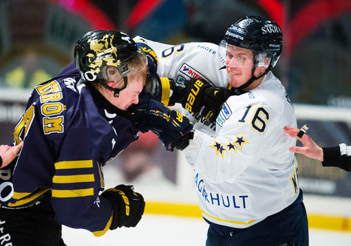 Tommy Kristiansen, HV71, slår hjälmen av Joakim