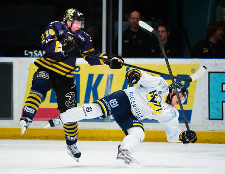 Esa Pirnes, AIK, tacklar Rhett Rakhshani, HV71