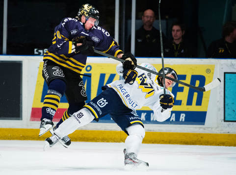 Esa Pirnes, AIK, tacklar Rhett Rakhshani, HV71
