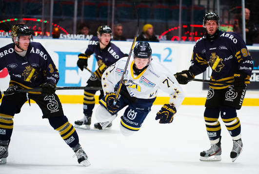 William Karlsson, HV71, blir fälld av Nils Bäckström, AIK