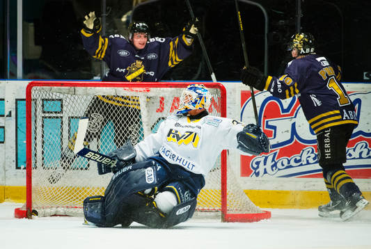 Broc Little och Esa Pirnes, AIK, jublar