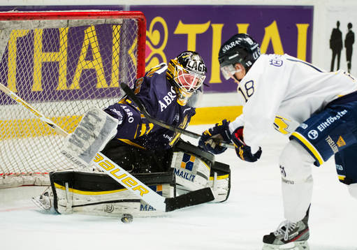 Daniel Larsson, målvakt, AIK, räddar ett friläge från