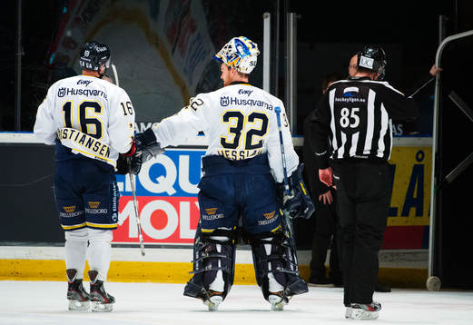 Tommy Kristiansen, HV71, får matchstraff. Gustaf Wesslau,