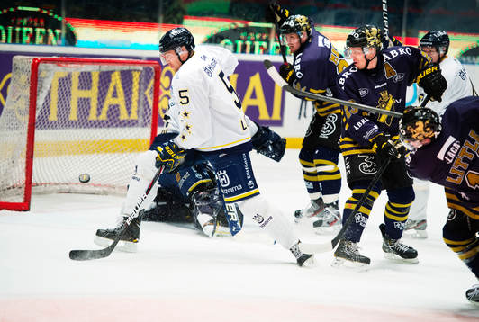 Mikko Luoma, HV71, styr undan ett skott från Broc Little,