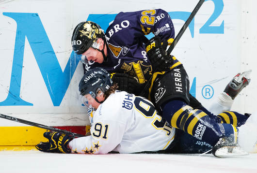 Andreas Jämtin, HV71, blir tacklad av Jonas Liwing, AIK