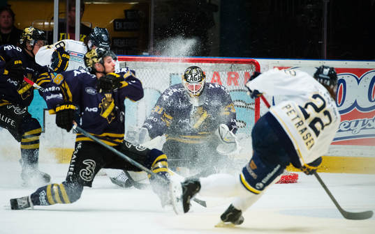 Isen yr kring Daniel Larsson, målvakt, AIK