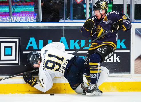 Andreas Jämtin, HV71, blir tacklad av Jonas Liwing, AIK