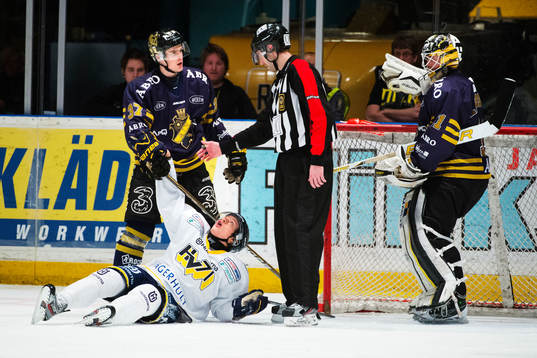 Stefan Johansson, AIK, sitter fast i Rhett Rakhshani, HV71