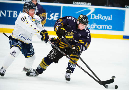Andreas Jämtin, HV71, utmanas av Broc Little, AIK