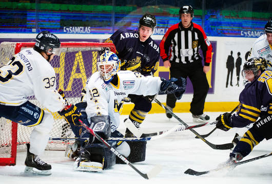 Oscar Ahlström och Oscar Steen, AIK, oroar framför Gustaf
