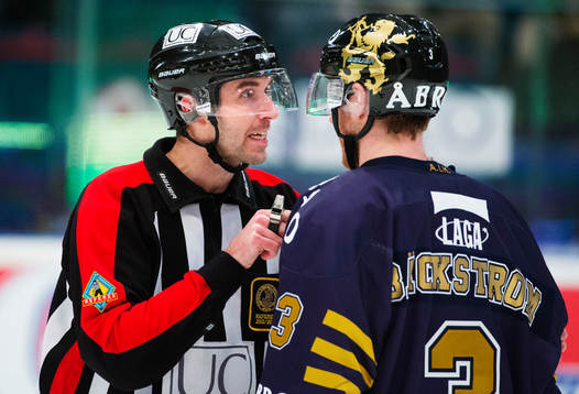 Linus Öhlund, domare, tillrättavisar Nils Bäckström, AIK