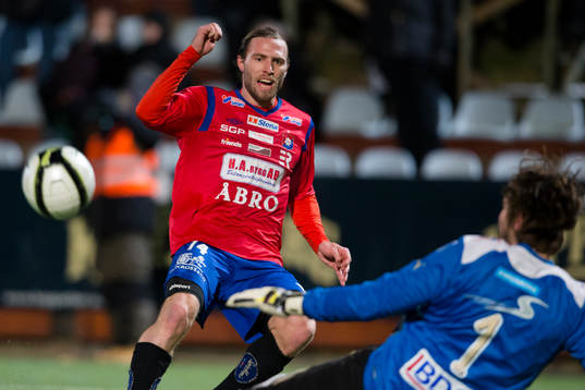Emil Karlsson, Örgryte missar ett friläge mot Tommi