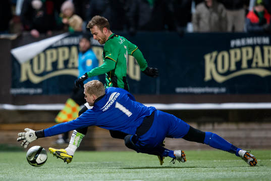 Peter Abrahamsson, Örgrytes målvakt tar bollen före GAIS
