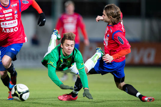 Malkolm Moenza, GAIS tacklas omkull av Hannes Sahlin,