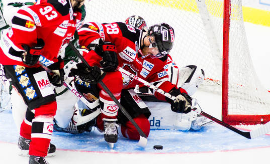Jens Olsson, Malmö Redhawks, försöker få bort pucken