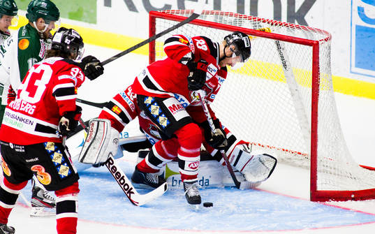 Jens Olsson, Malmö Redhawks, försöker få bort pucken