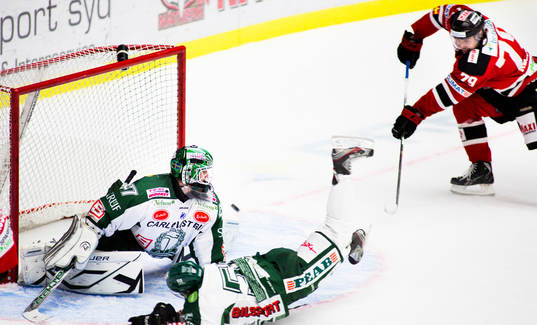 Ludvig Rensfeldt, Malmö Redhawks, gör 3-1, bakom, Michal