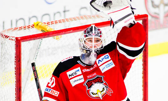 Pontus Sjögren, målvakt, Malmö Redhawks, plockar pucken