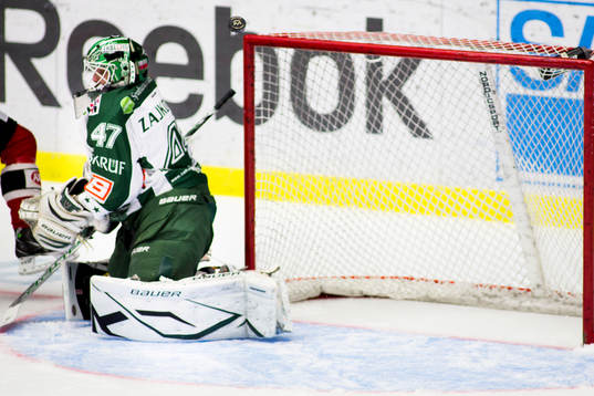 Pucken nära att gå in för, Malmö Redhawks, bakom,