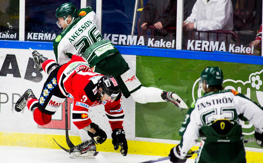Fredrik Storm, Malmö Redhawks, åker på en tackling av,