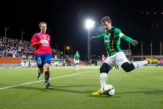 Kenneth Gustafsson, GAIS rensar undan bollen före Johan