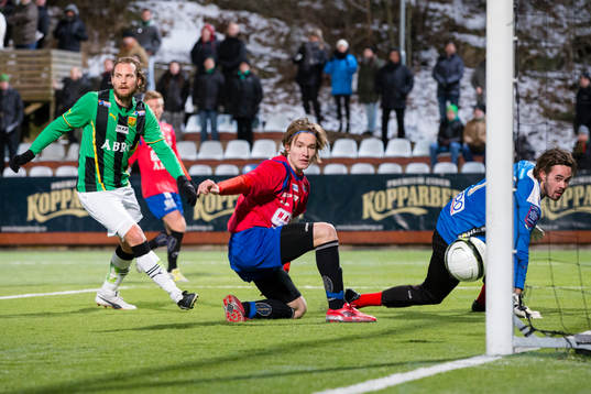 Jakob Lindström, kapten i Örgryte missar ett öppet läge