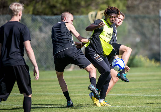Närkamp mellan Sebastian Holmén, Mohamed Bangura och