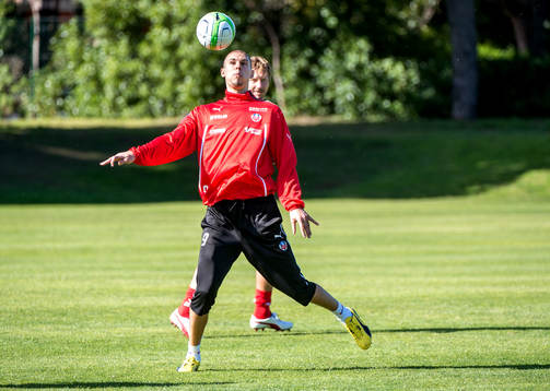 Robin Simovic, Helsingborg, tar ner bollen på bröstet