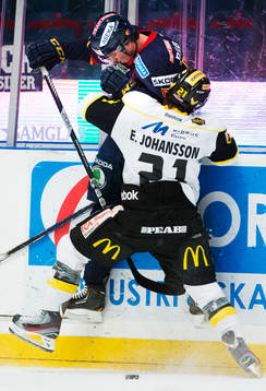 Erik Gustafsson, Djurgården, tacklas av Eric Johansson,