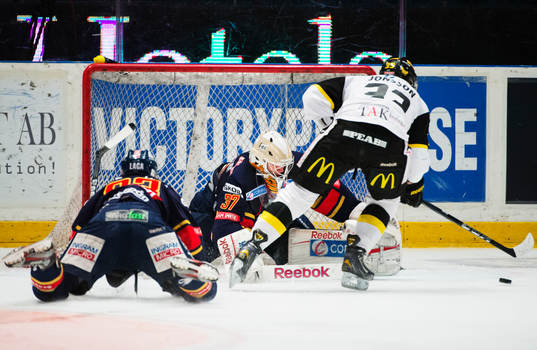 Marcus Jonsson, Västerås, kommer fri mot Chet Pickard,