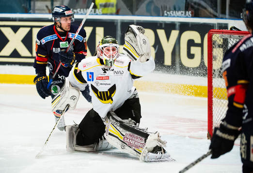 Lars Johansson, målvakt, Västerås, tar en plock