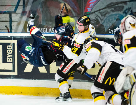 Henrik Eriksson, Djurgården, blir tacklad av Andreas