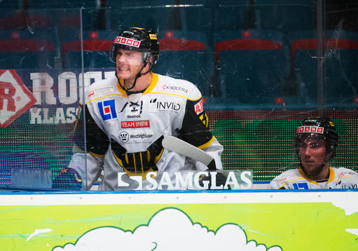 Matthew Fornataro, Västerås, grimaserar mot domaren