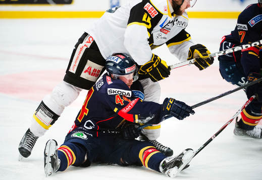 Mattias Guter, Djurgården, är nertryckt av Viktor