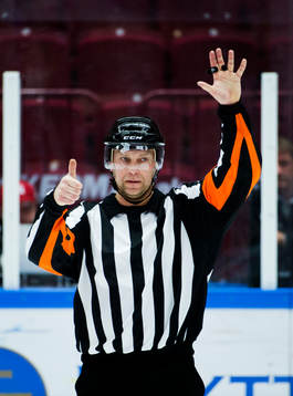 domare Niclas Johansson, tar en utvisning för för många
