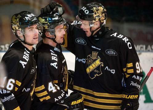 Tobias Viklund och Björn Melin gratulerar Oscar Steen,