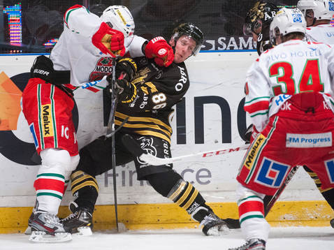 Oscar Ahlström, AIK, får en smäll