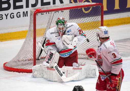 Bernhard Starkbaum, målvakt, Modo, får en puck på mål