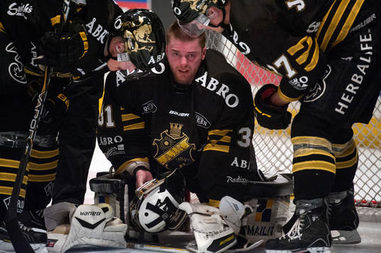 Daniel Larsson, målvakt, AIK, fick masken förstörd i en