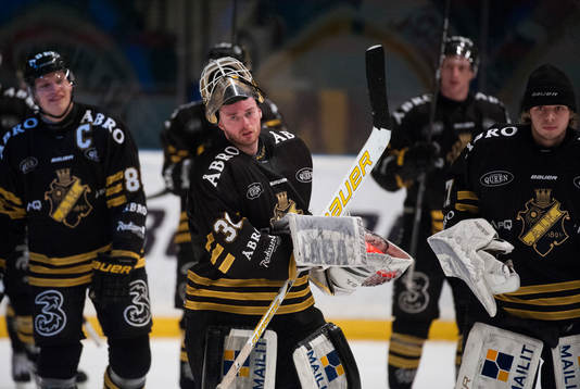 Daniel Larsson, målvakt, och AIK är glada